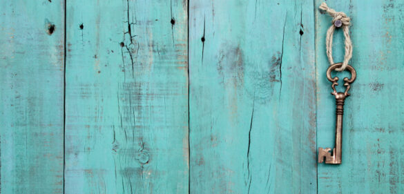 teal-wooden-wall-with-brass-key-hanging