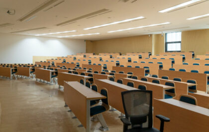 empty-classroom-filled-with-desks-and-chairs